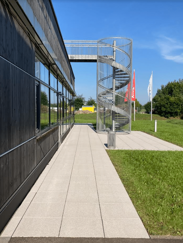 „Nachher-Foto einer professionellen Steinreinigung bei einem Bürogebäude – saubere, helle Pflastersteine von Trodatec“