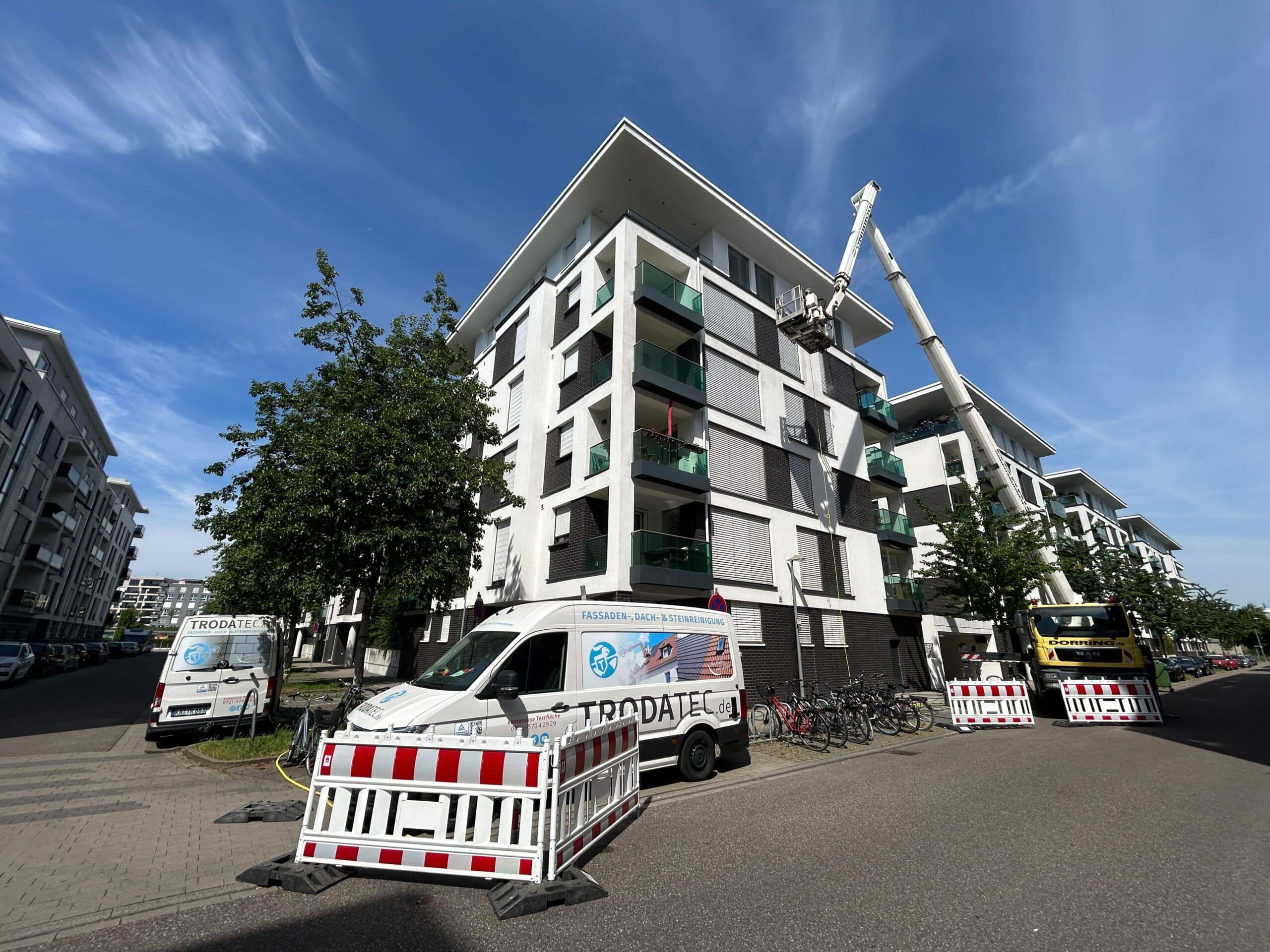 „Professionelle Fassadenreinigung eines Mehrfamilienhauses in der Schweiz durch TRODATEC – TÜV-zertifiziert, chemiefrei und mit 5 Jahren Garantie“