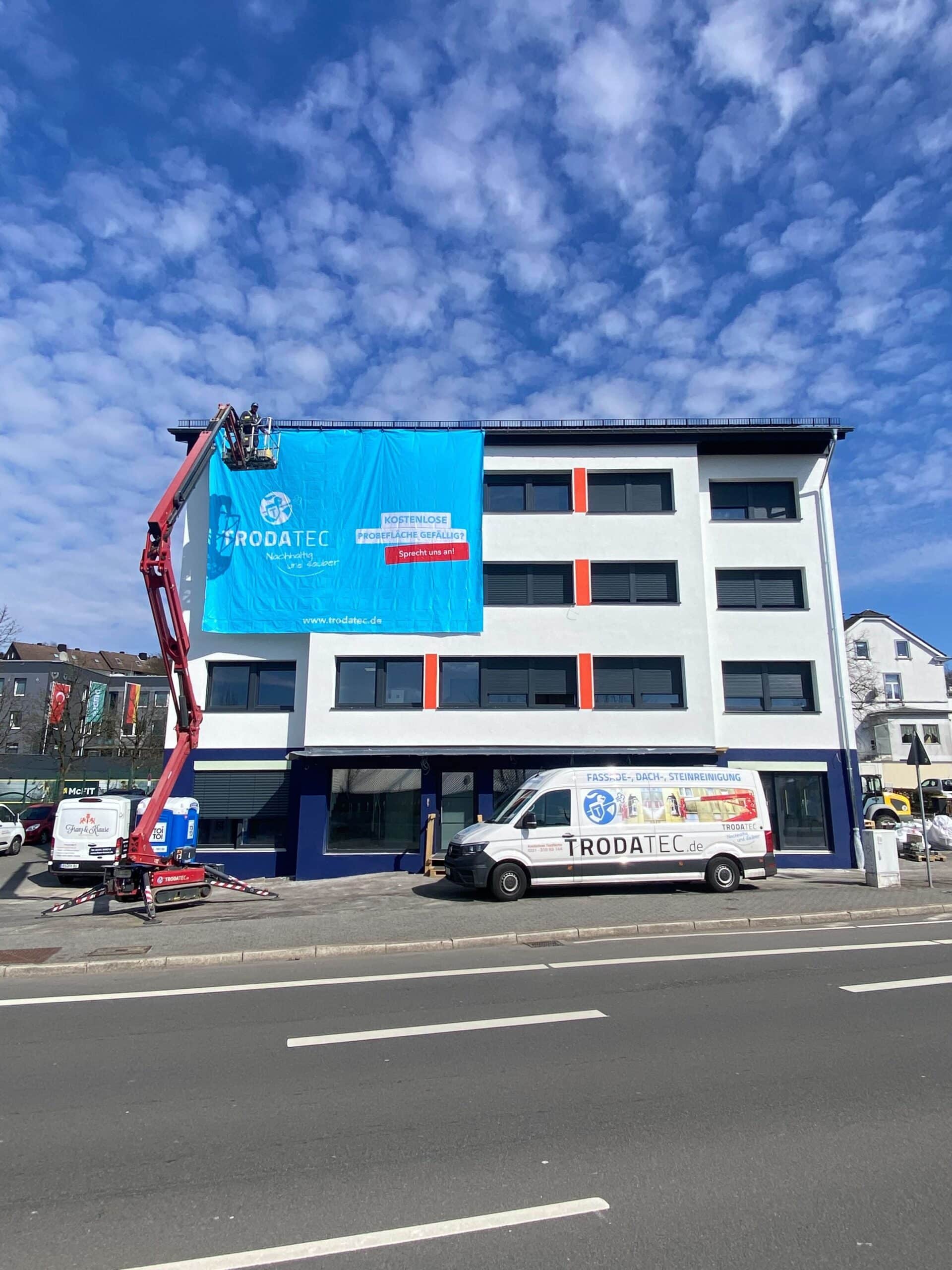 „Professionelle Fassadenreinigung in der Schweiz durch TRODATEC – chemiefrei, TÜV-zertifiziert und mit modernster Technik“