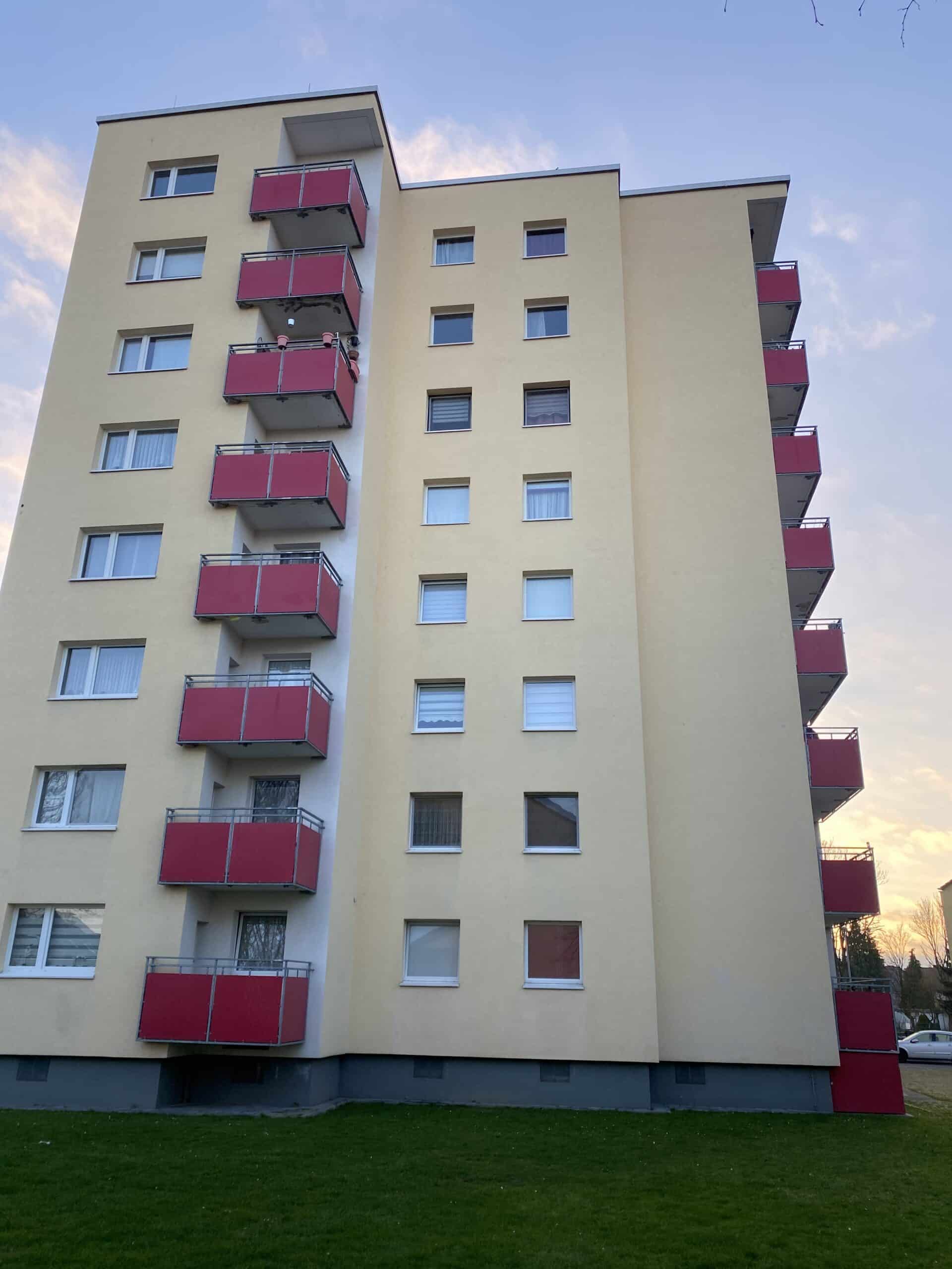 „Nachher-Resultat Fassadenreinigung Mehrfamilienhaus Schweiz – TRODATEC sorgt für saubere, helle Fassaden“