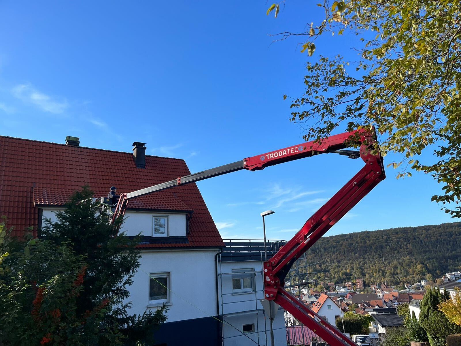 TRODATEC Dachreinigung Schweiz – sichere Reinigung mit Hebebühne, TÜV-zertifiziert & chemiefrei